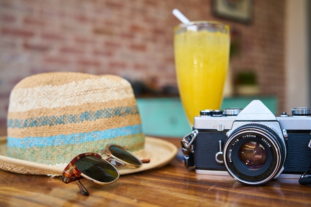 Camera zonnebril hoed en drinken