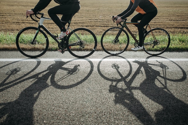 Fietsende mensen