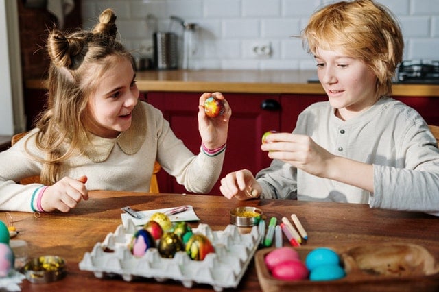 Kinderen decoreren paaseieren