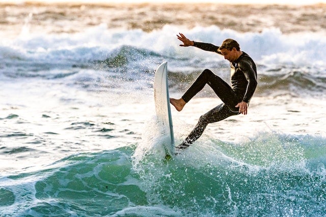 Man aan het surfen