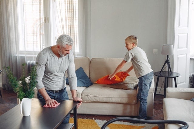 Man en kind aan het schoonmaken