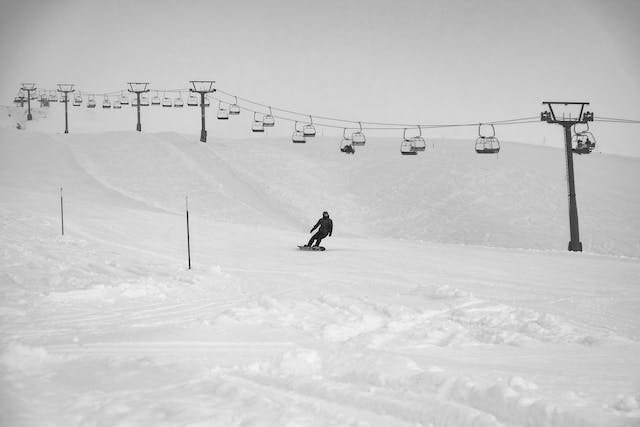 Man op wintersportvakantie