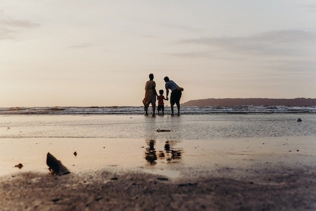 Op het strand met familie