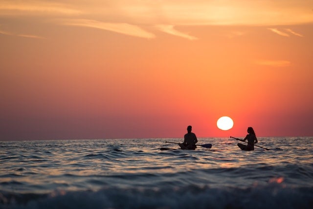 Op het water bij zonsondergang