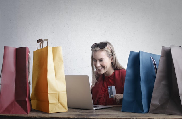 Vrouw aan het online winkelen