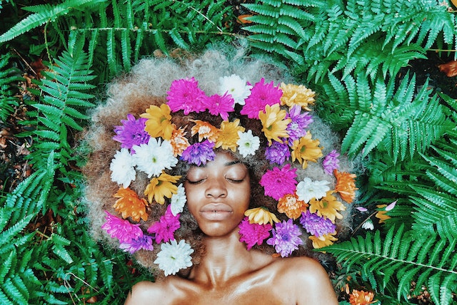 Vrouw met bloemen in haar