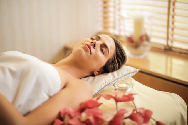 Vrouw op een massagetafel