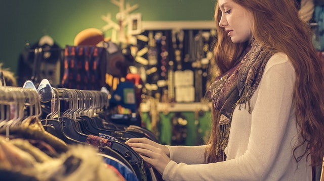 Vrouw shopt kleding