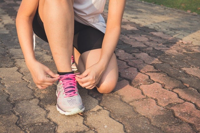 Vrouw strikt haar hardloopschoenen