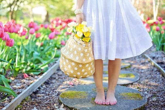 Vrouw tussen de bloemen