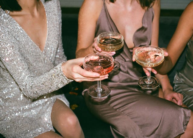 Vrouwen met cocktails