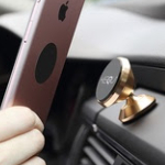 Groupon geeft 66% korting op een magnetische autohouder